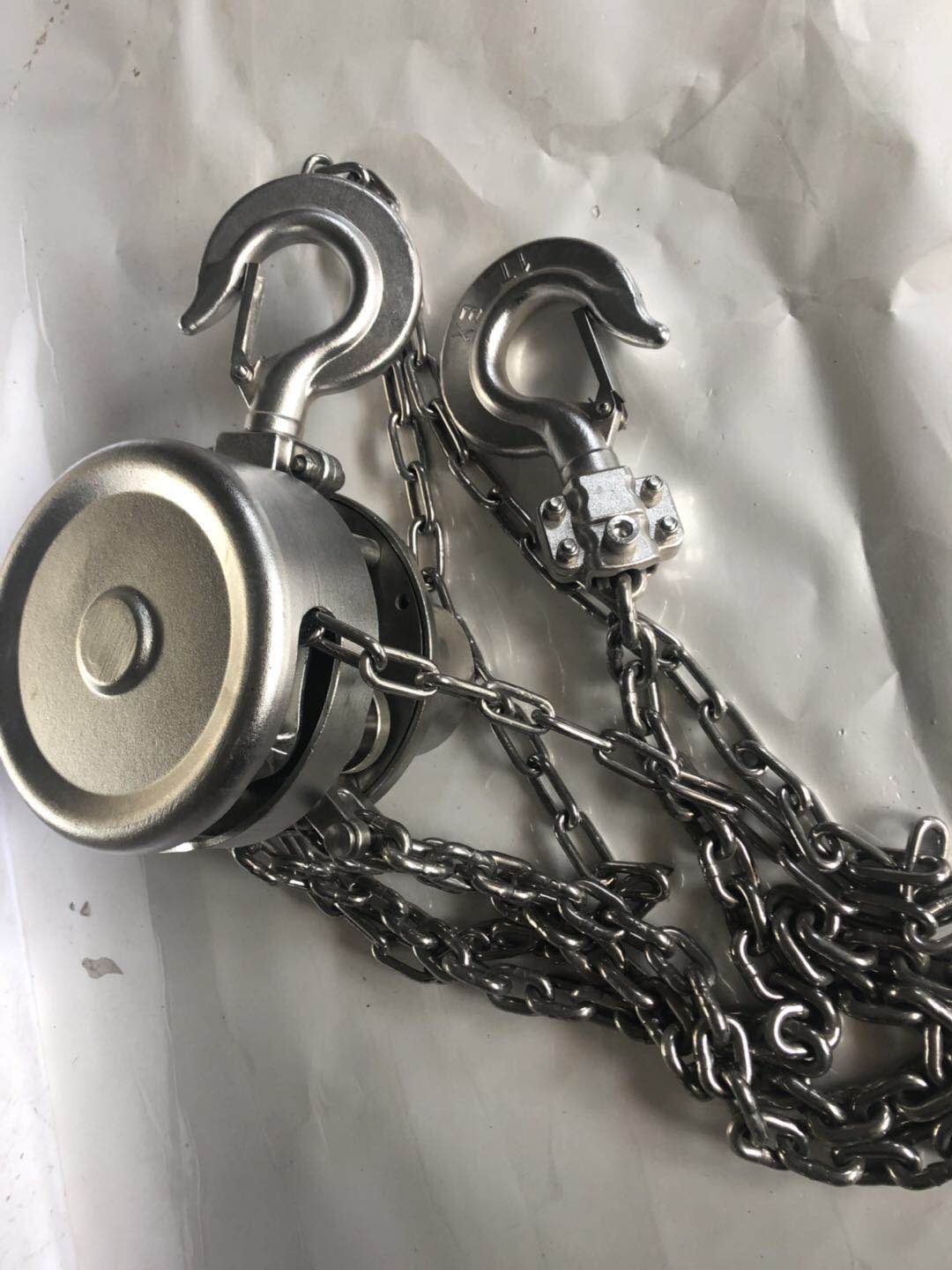 不銹鋼手拉葫蘆材質(zhì)是304嗎？化工食品污水處理廠用哪種手拉葫蘆？
